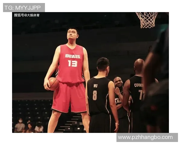 姚明突破防守带球上篮展现巨星风范引发全场欢呼 姚明突破防守带球上篮展现巨星风范引发全场欢呼